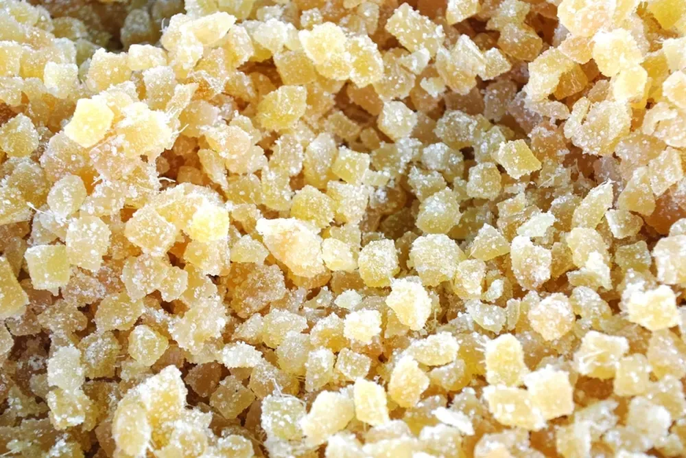 撒满白糖的姜糖块特写