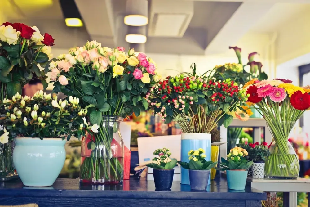 花店里摆满彩色鲜花花瓶的柜台