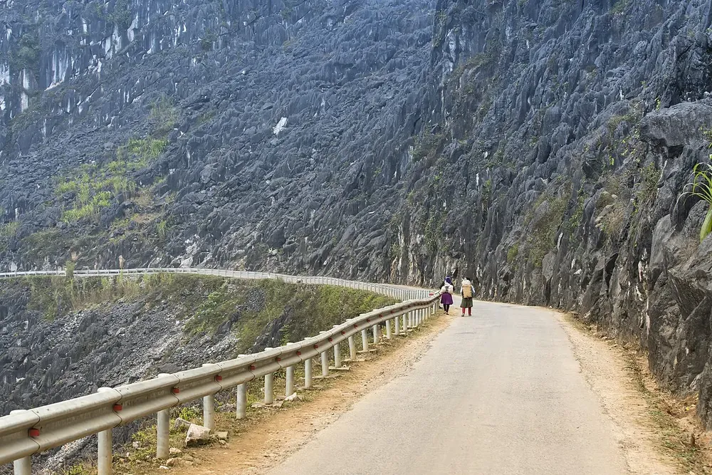 越南河江沿着岩壁开凿的山路